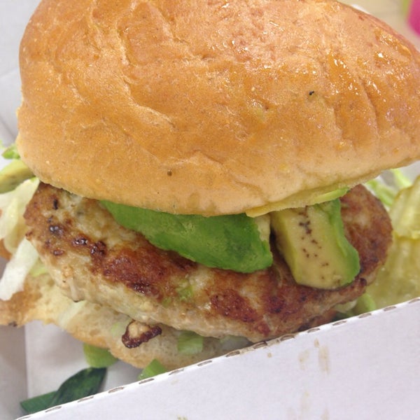 Foto scattata a Burger Deluxe da Victoria M. il 6/25/2014