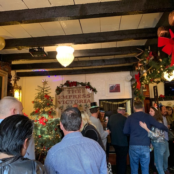 Photo taken at Ye Olde King&#39;s Head by Victoria M. on 1/1/2020