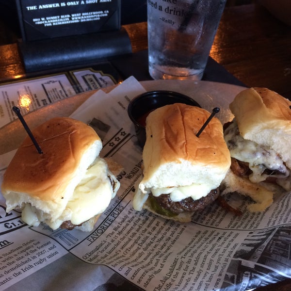 Foto tomada en Rock &amp; Reilly&#39;s Irish Pub  por Victoria M. el 5/2/2016