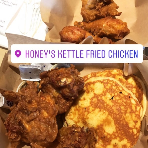 รูปภาพถ่ายที่ Honey&#39;s Kettle Fried Chicken โดย Victoria M. เมื่อ 7/4/2017