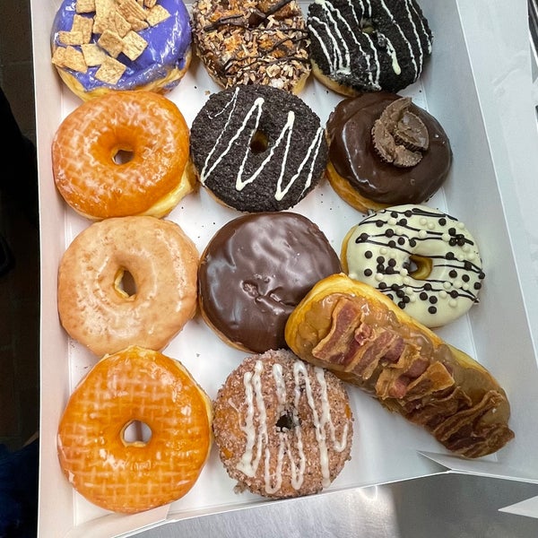 Foto tirada no(a) California Donuts por Victoria M. em 6/19/2021
