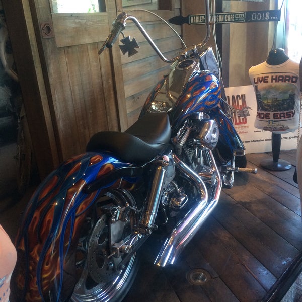 6/15/2016 tarihinde Victoria M.ziyaretçi tarafından Harley-Davidson Cafe'de çekilen fotoğraf
