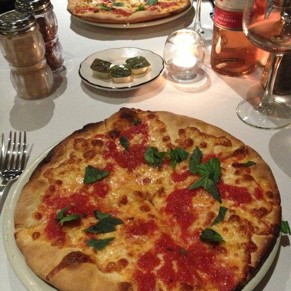 10/5/2013にVictoria M.がDelizia 73 Ristorante &amp; Pizzaで撮った写真