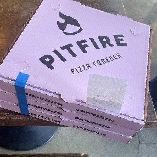 4/3/2023 tarihinde Victoria M.ziyaretçi tarafından Pitfire Pizza'de çekilen fotoğraf
