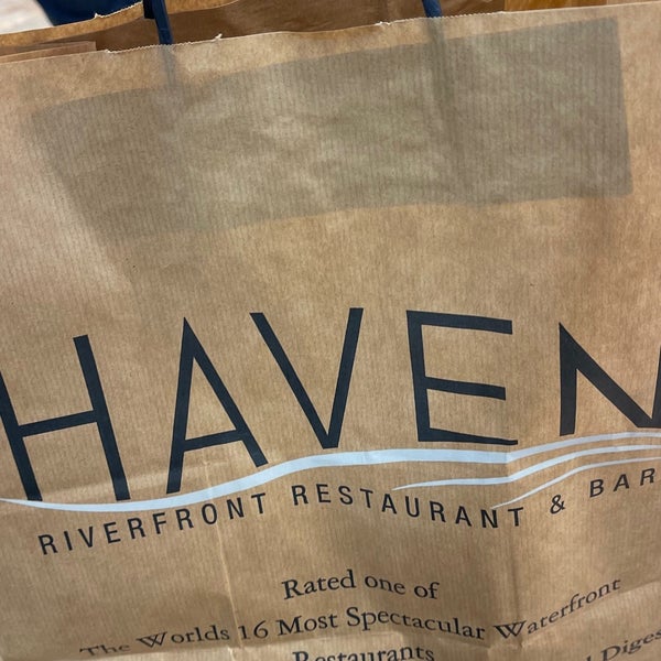 Foto tirada no(a) HAVEN Riverfront Restaurant and Bar por Victoria M. em 12/3/2021