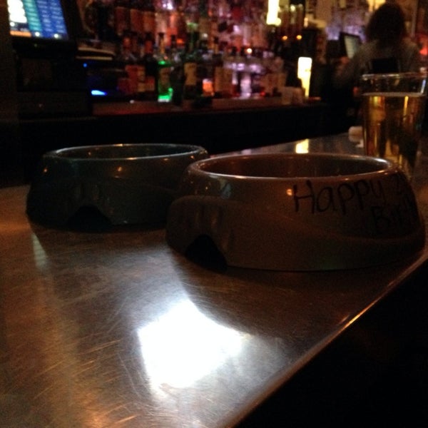 Foto tirada no(a) Underdog Bar &amp; Grill por Victoria M. em 4/2/2014
