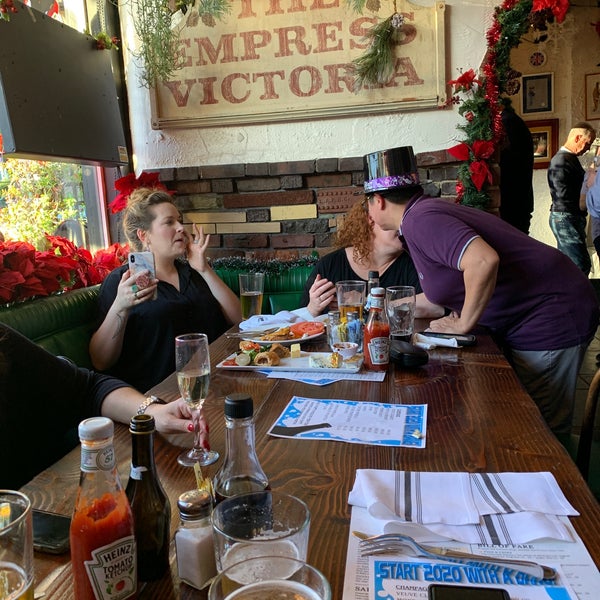 Photo taken at Ye Olde King&#39;s Head by Victoria M. on 1/1/2020