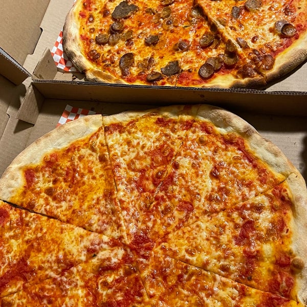 Foto tirada no(a) Joe&#39;s Pizza por Victoria M. em 6/30/2022