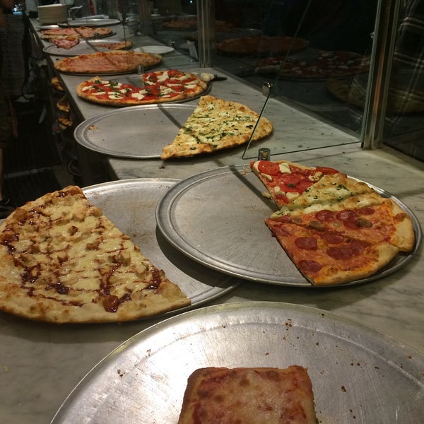 รูปภาพถ่ายที่ Joe&#39;s Pizza - Hollywood Blvd โดย Victoria M. เมื่อ 12/5/2015