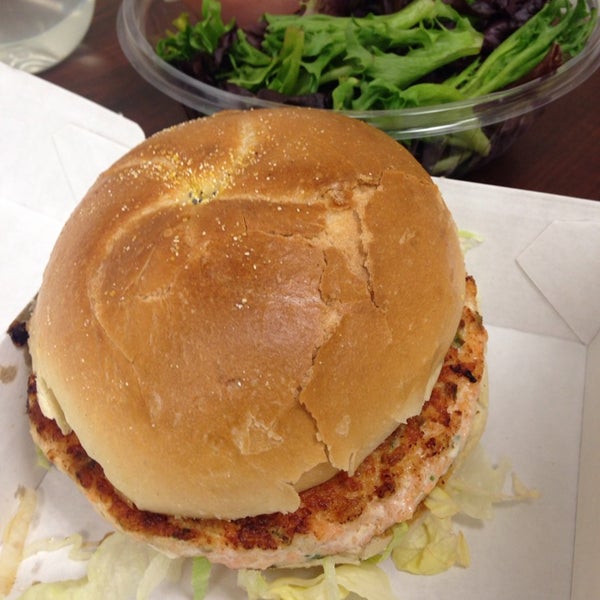 Foto scattata a Burger Deluxe da Victoria M. il 4/30/2014
