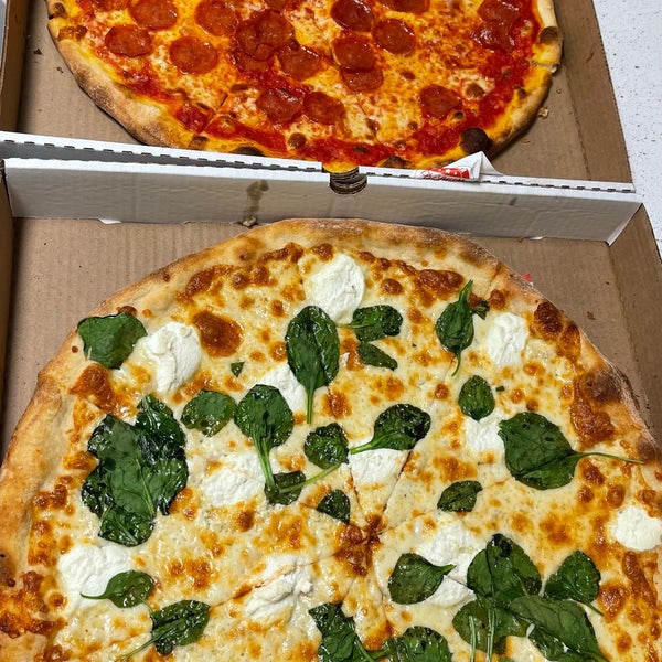 รูปภาพถ่ายที่ Joe&#39;s Pizza โดย Victoria M. เมื่อ 6/18/2022