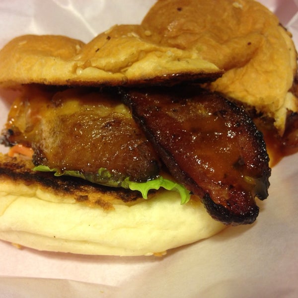 รูปภาพถ่ายที่ Marshall&#39;s Burger โดย Cowie K. เมื่อ 6/12/2014