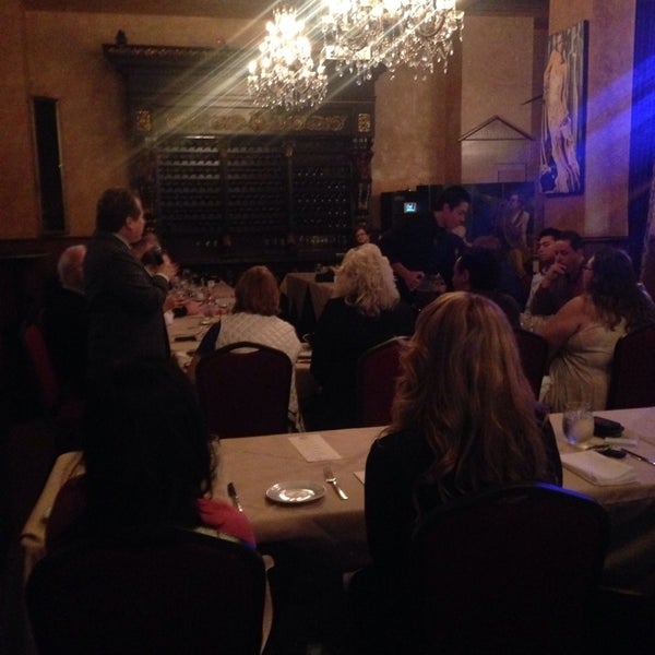 Foto tomada en La Traviata Restaurant Bar and Lounge  por Marquita T. el 1/8/2014