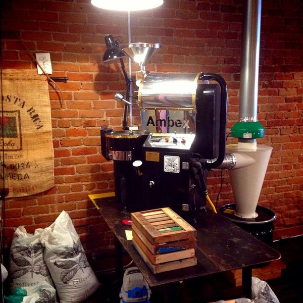 Foto diambil di Limestone Coffee Company oleh Dave S. pada 11/28/2014