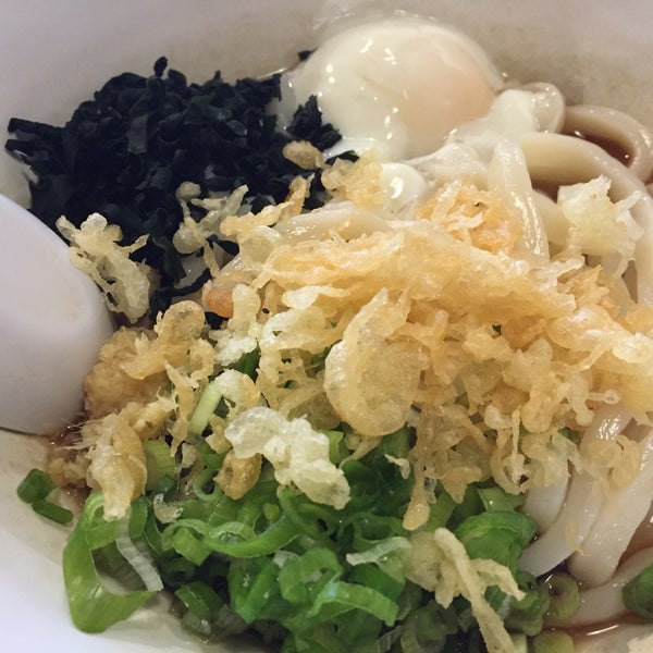 Das Foto wurde bei U:DON Fresh Japanese Noodle Station von Whi C. am 7/12/2017 aufgenommen
