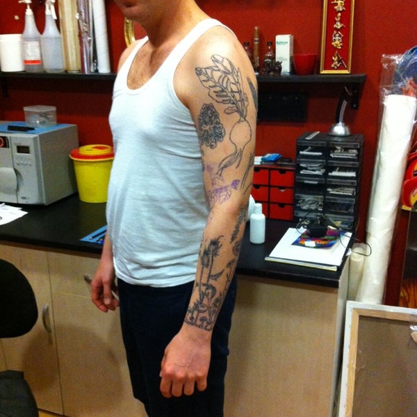2/25/2014にMertkan O.がStudio Kırmızı Tattoo Shopで撮った写真