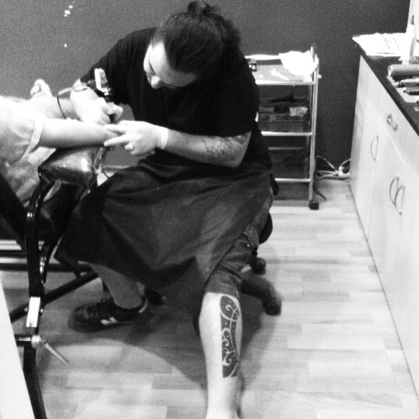 1/4/2014にMertkan O.がStudio Kırmızı Tattoo Shopで撮った写真