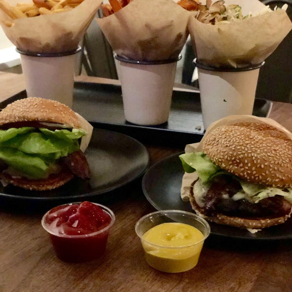Photo taken at Roam Artisan Burgers by María T. on 11/20/2018