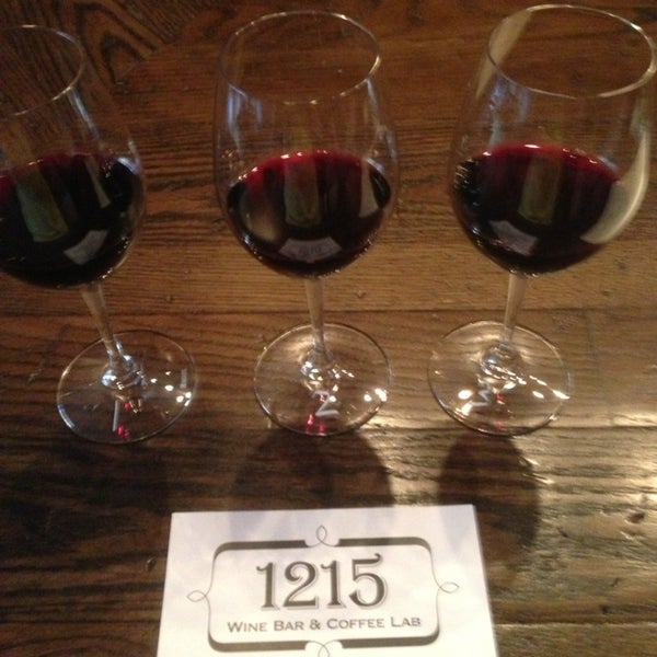 Das Foto wurde bei 1215 Wine Bar &amp; Coffee Lab von Riggs B. am 4/9/2013 aufgenommen