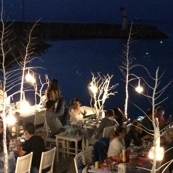Foto diambil di Denizkızı Restaurant oleh Soner Altun G. pada 5/23/2015