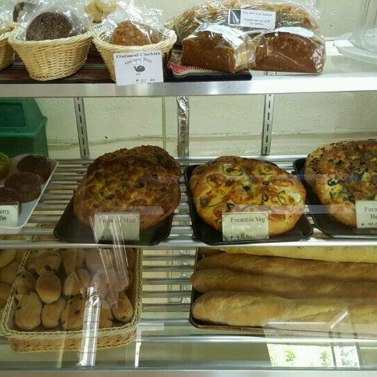 Das Foto wurde bei Kiwi Bread and Pastry Shop von Pamela T. am 8/3/2016 aufgenommen