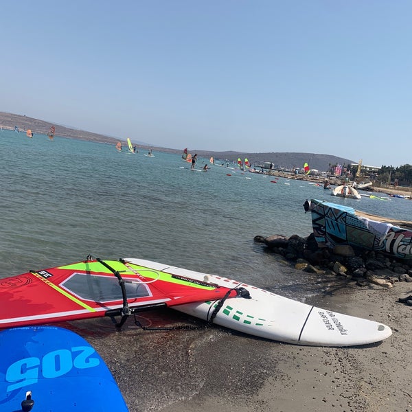 Foto diambil di Alaçatı Surf Paradise Club oleh Azime Y. pada 8/26/2021
