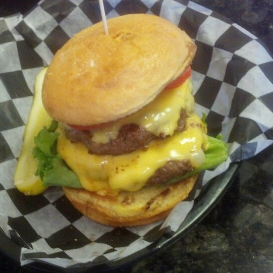 5/16/2013 tarihinde Chuck B.ziyaretçi tarafından My Burger Bar Catering'de çekilen fotoğraf