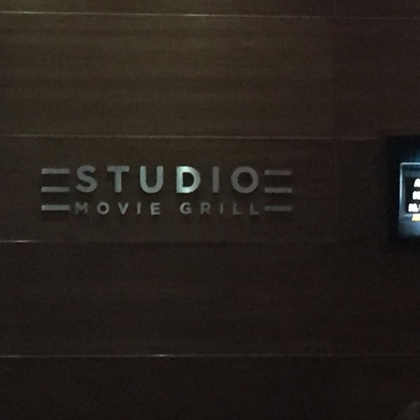 Photo taken at Studio Movie Grill Holcomb Bridge by Tye W. on 1/17/2016