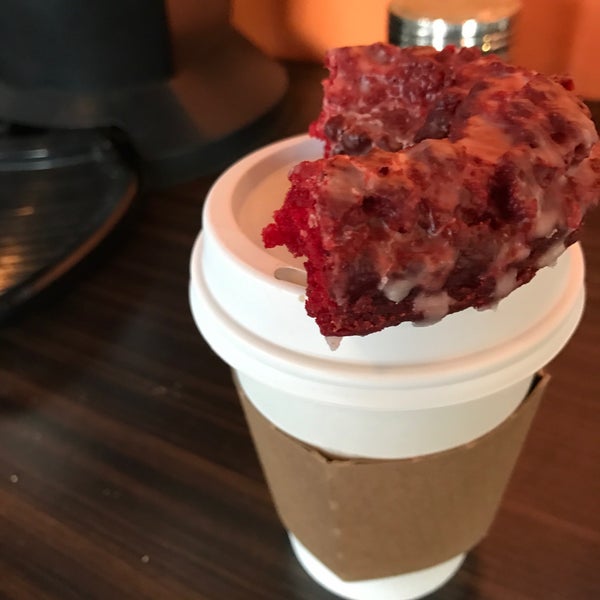 Foto diambil di Sugar Shack Donuts &amp; Coffee oleh Phi D. pada 1/16/2017