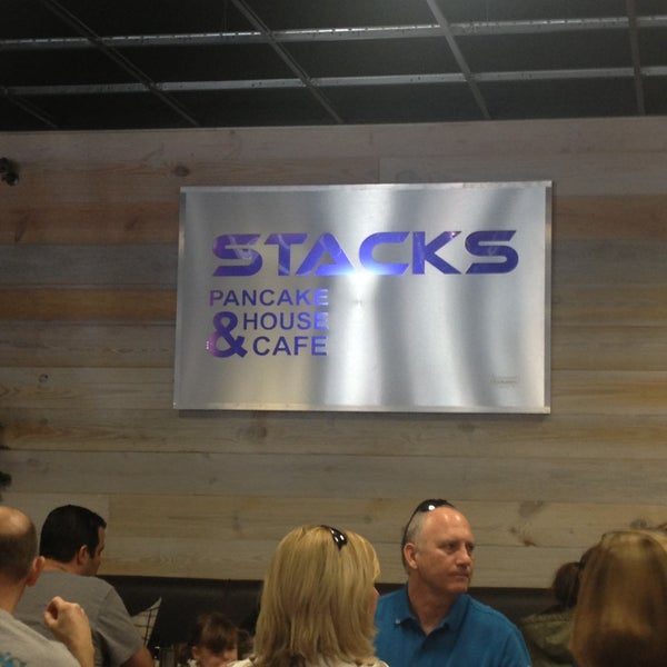 Photo prise au Stacks Pancake House &amp; Cafe par Heather M. le4/27/2013