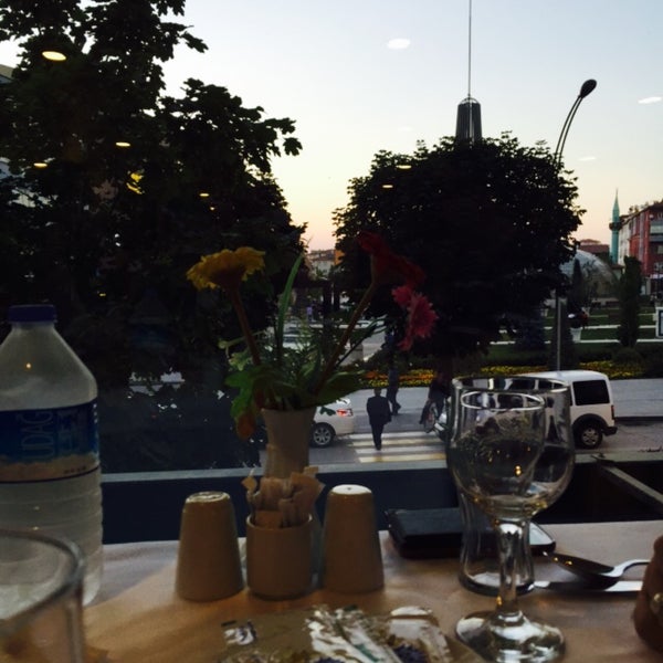 รูปภาพถ่ายที่ Özbeyler Park İskender โดย Mustafa S. เมื่อ 7/5/2015