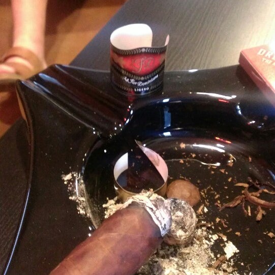 รูปภาพถ่ายที่ Tobacco Locker Cigar Bar โดย David P. เมื่อ 1/14/2014