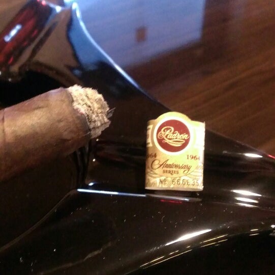 รูปภาพถ่ายที่ Tobacco Locker Cigar Bar โดย David P. เมื่อ 1/31/2014