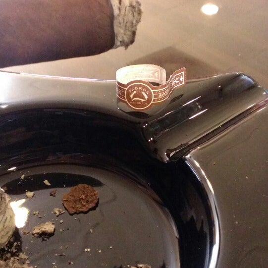 รูปภาพถ่ายที่ Tobacco Locker Cigar Bar โดย David P. เมื่อ 1/12/2014