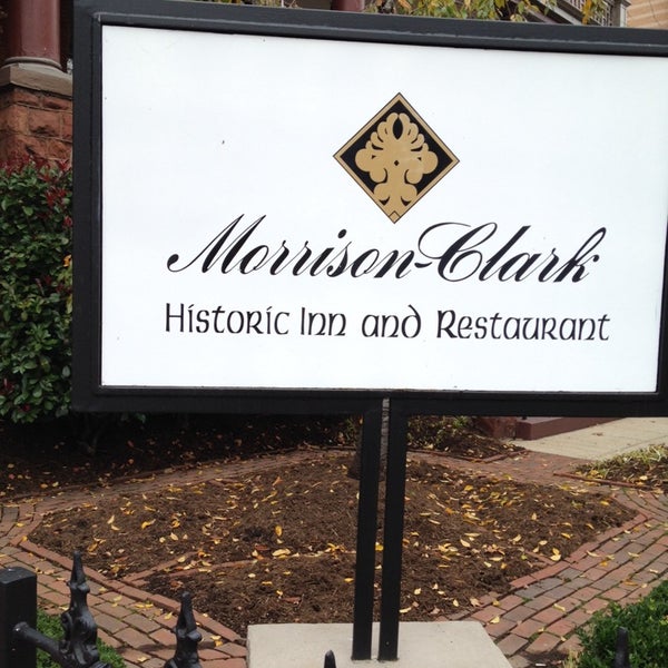 Foto tirada no(a) Morrison-Clark Historic Inn &amp; Restaurant por Jerry J. em 11/17/2013