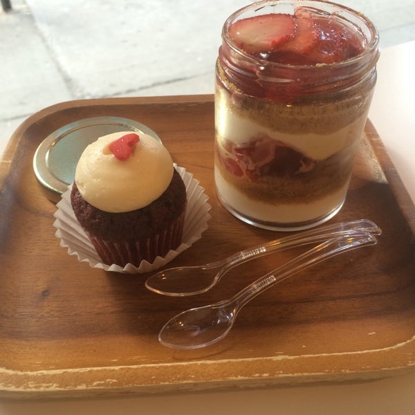 Das Foto wurde bei Sweet Buttons Desserts von Susan 🌒 S. am 1/16/2015 aufgenommen
