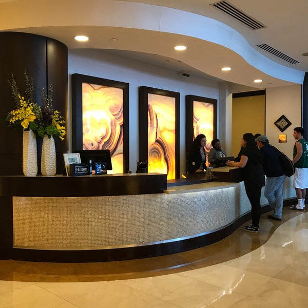Foto diambil di Hilton Fort Lauderdale Beach Resort oleh Amanda S. pada 4/2/2019