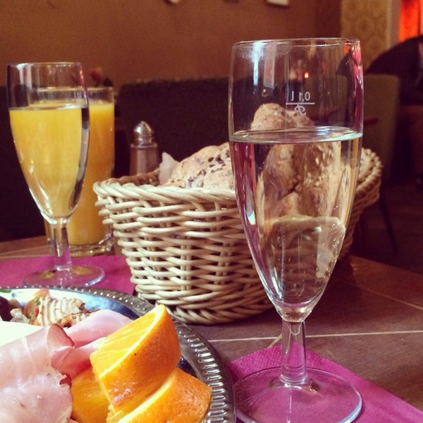 Nice place for a brunch! Go with the breakfast for two and start your day with prosecco :)