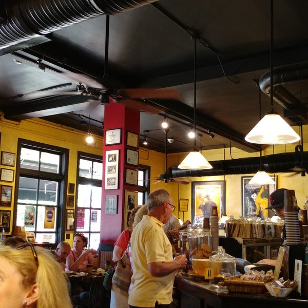 Foto diambil di Aromas Coffeehouse Bakeshop &amp; Cafe oleh Bruce W. pada 6/30/2018