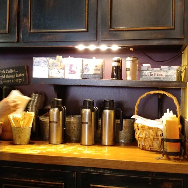 6/30/2018 tarihinde Bruce W.ziyaretçi tarafından Aromas Coffeehouse Bakeshop &amp; Cafe'de çekilen fotoğraf