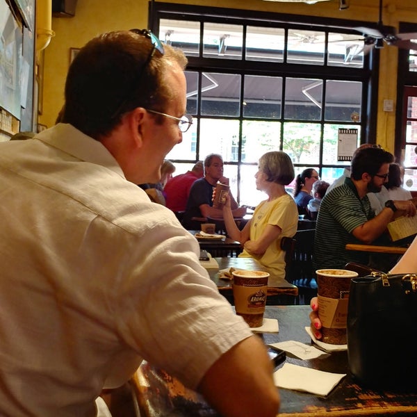 6/30/2018 tarihinde Bruce W.ziyaretçi tarafından Aromas Coffeehouse Bakeshop &amp; Cafe'de çekilen fotoğraf
