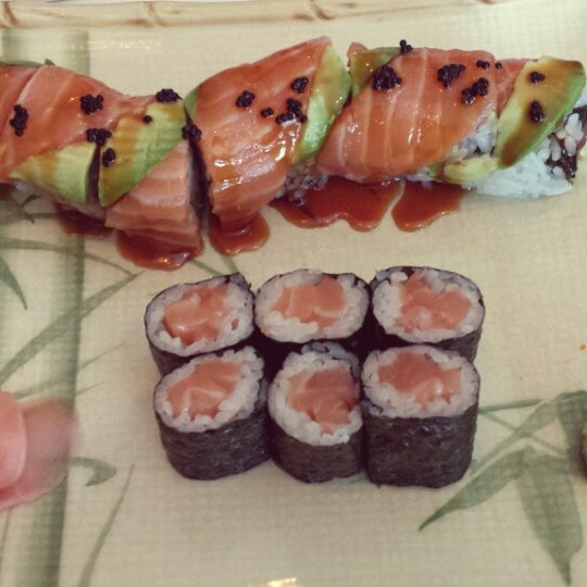 Foto scattata a Yashi Sushi da Christine M. il 3/26/2014