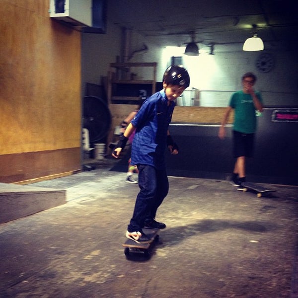 Das Foto wurde bei Homage Skateboard Academy von Frederic B. am 9/29/2012 aufgenommen