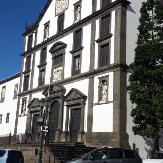 รูปภาพถ่ายที่ Colégio dos Jesuítas do Funchal โดย Vera D. เมื่อ 9/28/2013