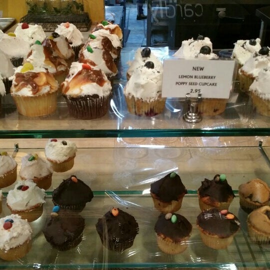 Das Foto wurde bei Burgers &amp; Cupcakes von Judd S. am 10/1/2015 aufgenommen