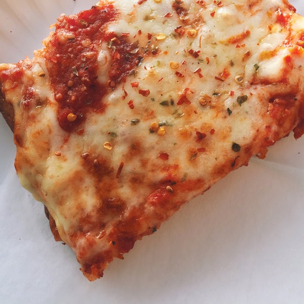Foto tirada no(a) Krispy Pizza - Brooklyn por Donnalicious . em 2/6/2016