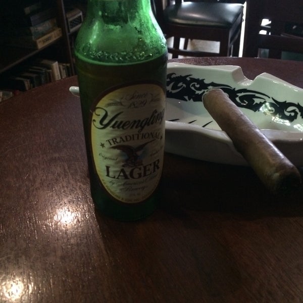 Foto tomada en King Corona Cigars Cafe &amp; Bar  por Russell M. el 8/5/2015