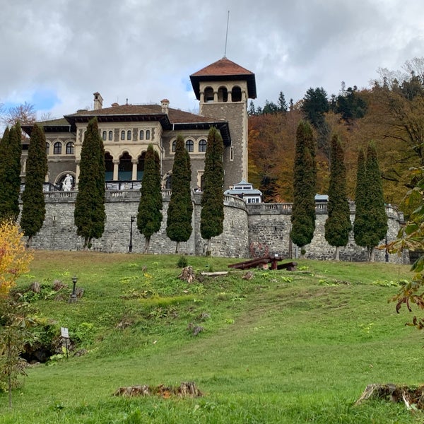 รูปภาพถ่ายที่ Castelul Cantacuzino โดย Юлия M. เมื่อ 10/15/2022