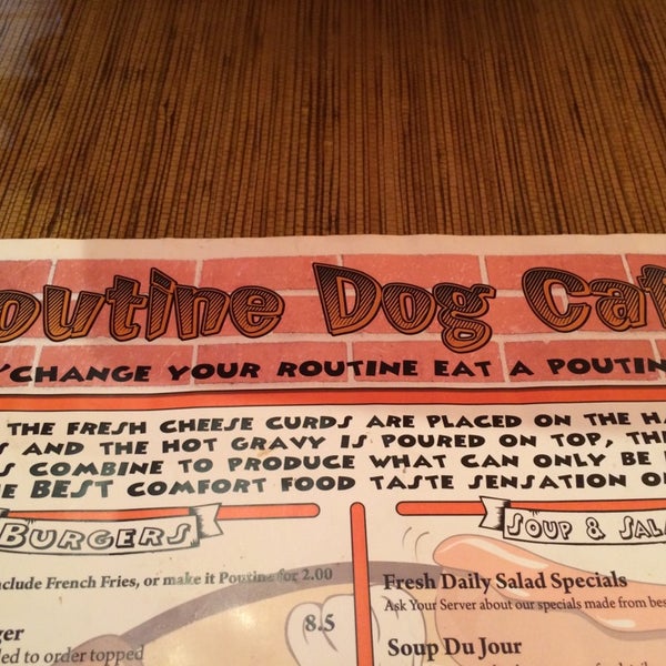 Foto tirada no(a) Poutine Dog Cafe por Dave M. em 7/17/2014
