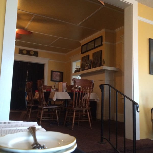 Foto tomada en Floyd&#39;s 1921 Restaurant Bar &amp; Catering  por Dave W. el 4/8/2014